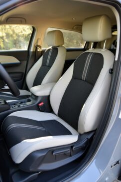 Honda HR-V e:Hev 2025 sedadla