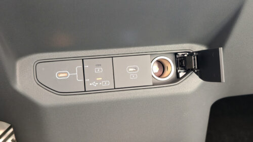 Přední nabíjecí porty a konektor pro Android Auto nebo Car Play