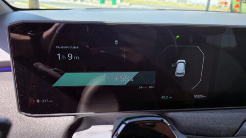 Panel před řidičem, zobrazení nabíjení