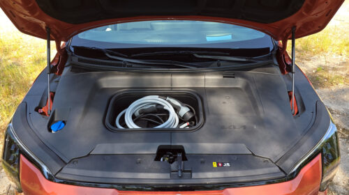 Malý úložný prostor najdeme i vpředu v prostoru kde obvykle najdeme klasický spalovací motor