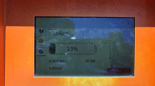 Maximální rychlost nabíjení je cca 130 kW v závislosti na rychlosti nabíječky
