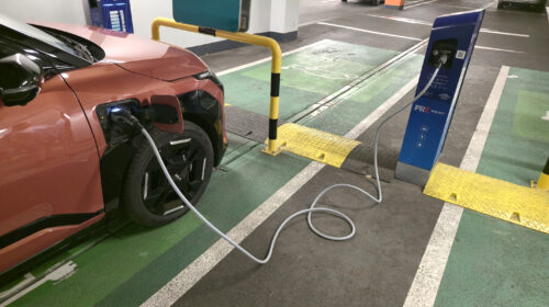 Maximální rychlost nabíjení je cca 130 kW v závislosti na rychlosti nabíječky. V tomto případě se jednalo o zařízení s maximálním výkonem 22 kW (2)