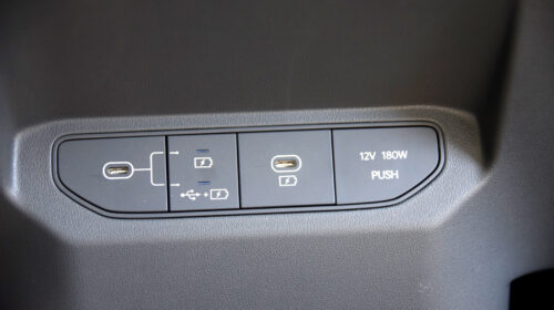 Přední nabíjecí porty a konektor pro Android Auto nebo Car Play