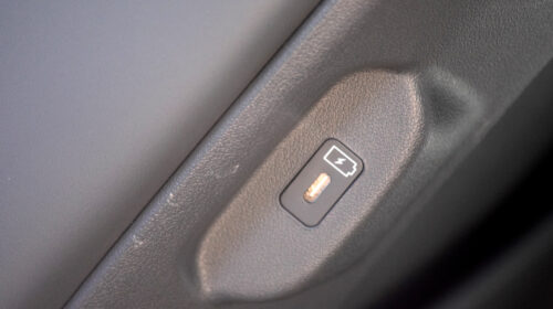 USB-C port v zadních sedadlech