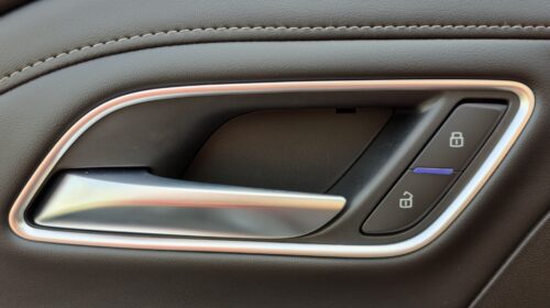 MG ZS Hybrid+ Zamykání vozu zevnitř je umístěno na dveřích