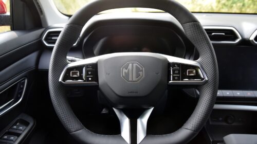 MG ZS Hybrid+ Volant je dole zploštělý, drží se dobře a je příjemný