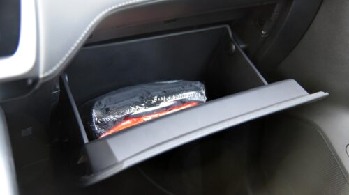 MG ZS Hybrid+ Kastlík před spolujezdcem