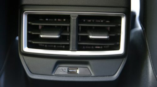 MG ZS Hybrid+ Výdech klimatizace pro zadní cestující vč. USB portu pro nabíjení