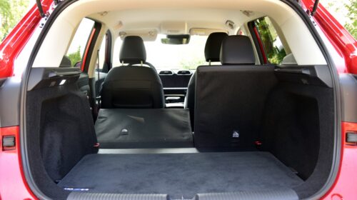 MG ZS Hybrid+ Sklopení zadních opěradel se provádí z interiéru