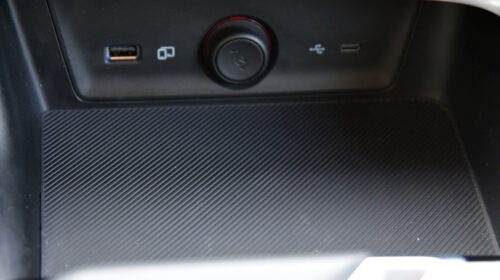 MG ZS Hybrid+ Odkládací prostor na začátku středového tunelu