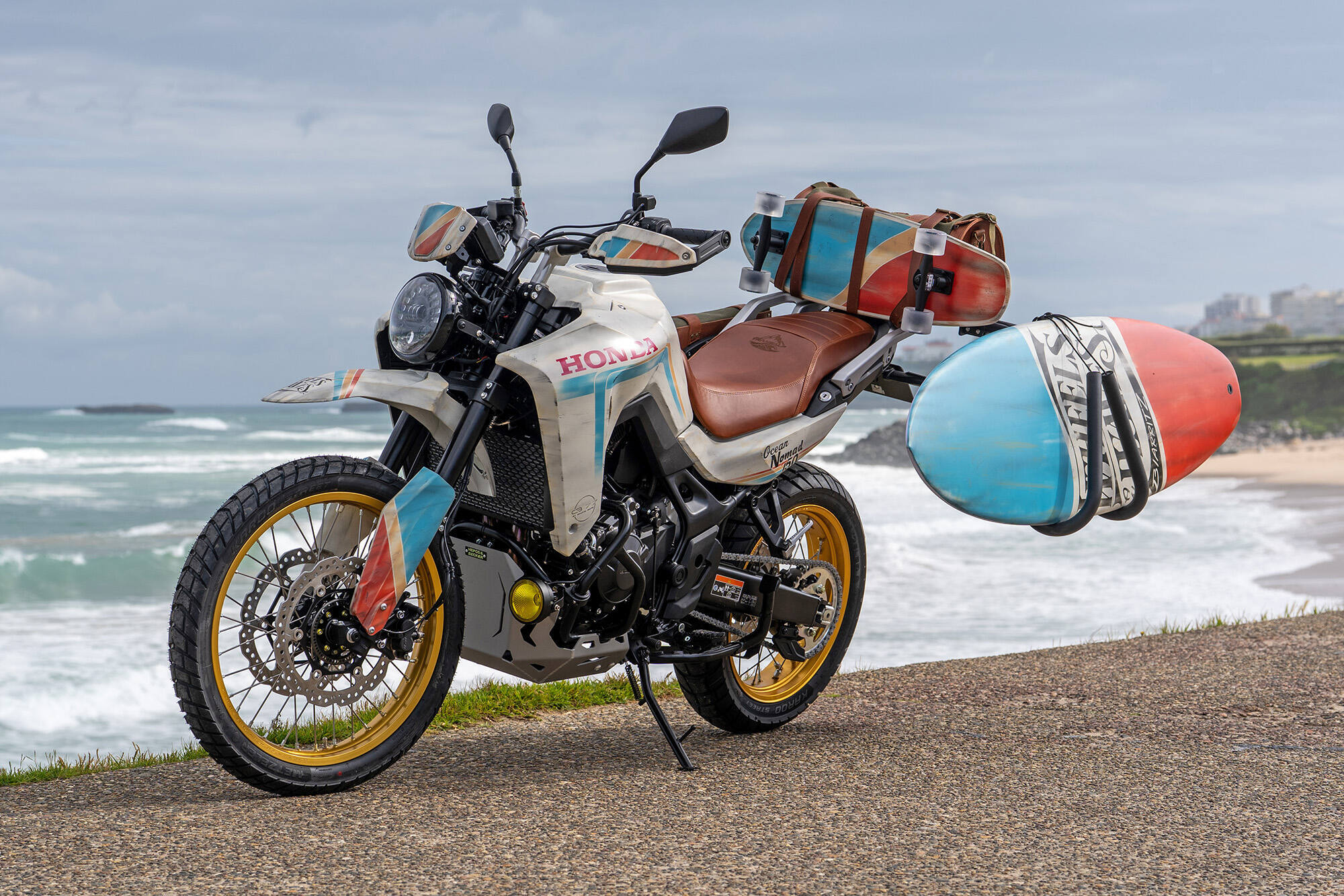 Bitva dojčat. Honda oslavuje motocykly CB750 Hornet a XL750 Transalp na akci Wheels and Waves 2026