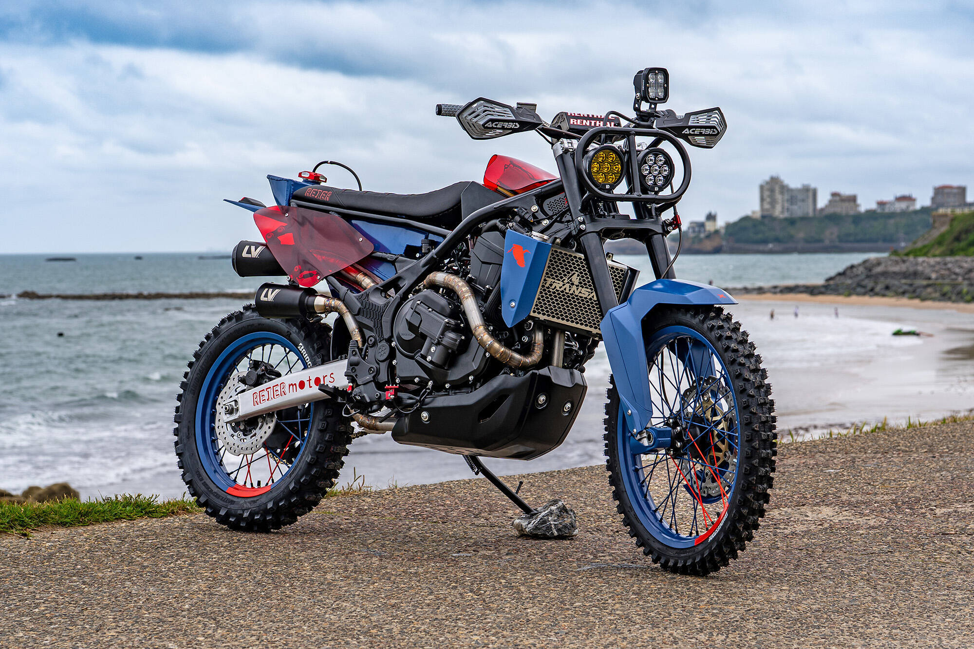 Bitva dojčat. Honda oslavuje motocykly CB750 Hornet a XL750 Transalp na akci Wheels and Waves 2026