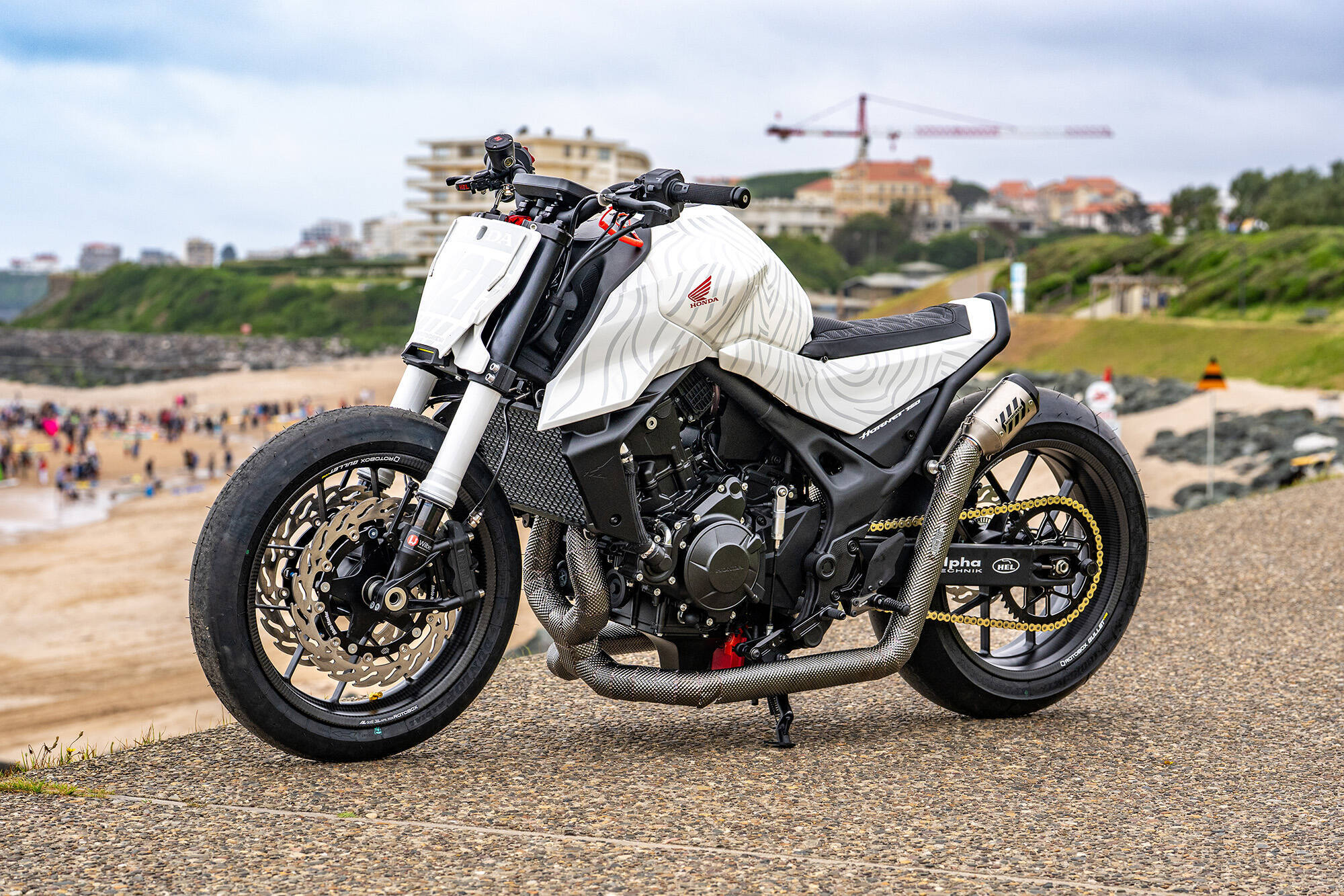 Bitva dojčat. Honda oslavuje motocykly CB750 Hornet a XL750 Transalp na akci Wheels and Waves 2026